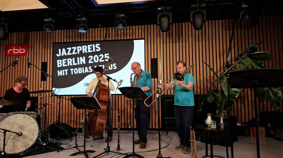 TobiasDeliusMulletTrioTobiasDeliusBookletTrio2025-07-22JazzpreisBerlinGermany (1).jpg